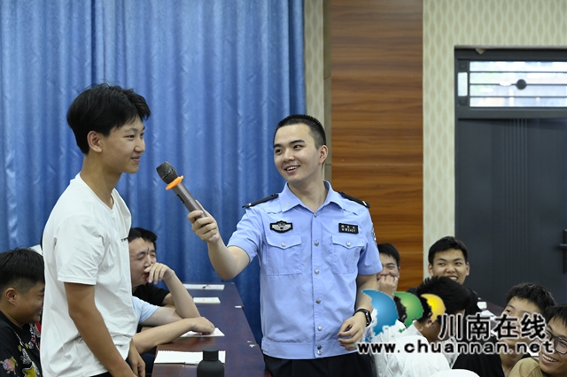 与学生互动3.JPG