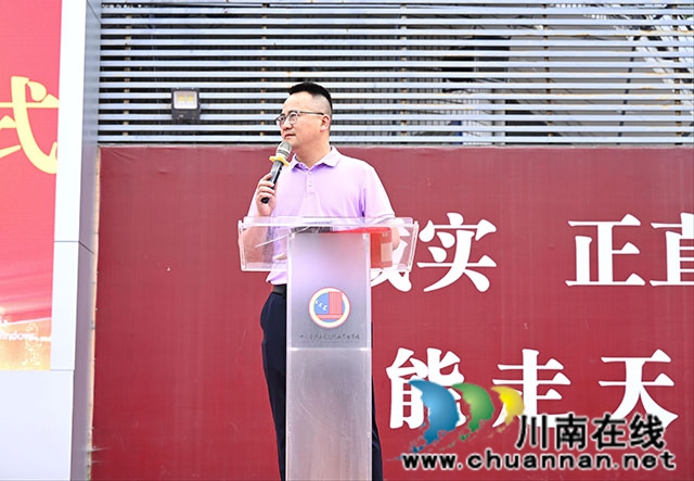 学校党委副书记、校长陈德富祝福高三学子.jpg
