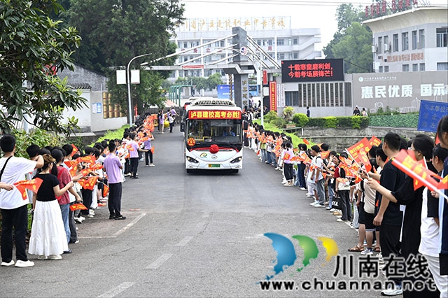 门口欢送.jpg