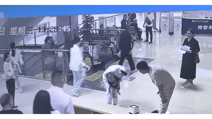 1分钟惊险抢救!为挺身而出的罗怀英、熊冉点赞(图2) 人2.gif