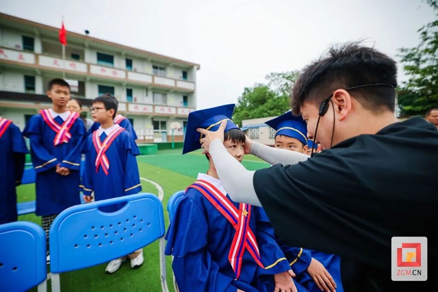 暖心毕业季 自贡乡村学校来了公益摄影师(图3) 师3.jpg