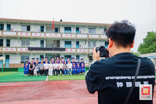 暖心毕业季 自贡乡村学校来了公益摄影师(图1) 师1.jpg