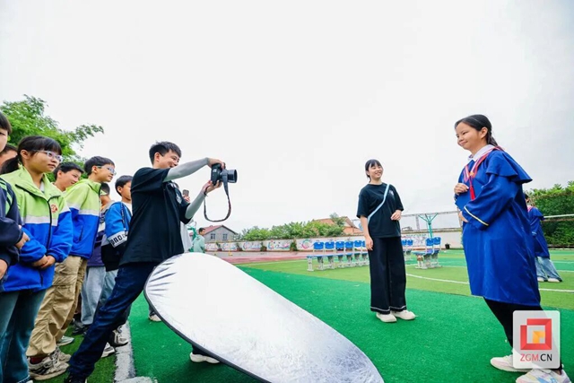 暖心毕业季 自贡乡村学校来了公益摄影师(图2) 师2.jpg
