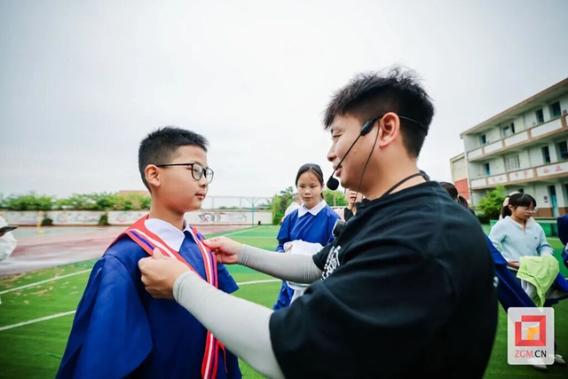 暖心毕业季 自贡乡村学校来了公益摄影师(图4) 师4.jpg