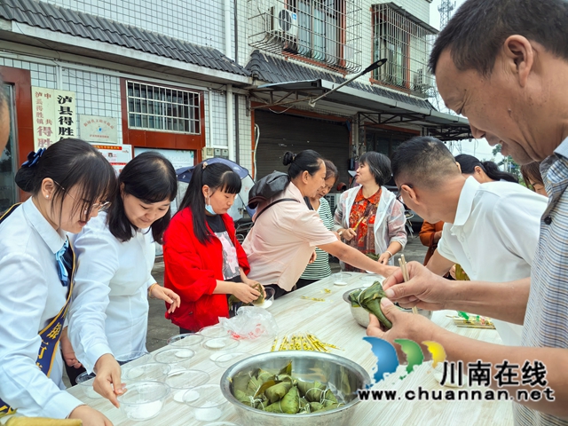 泸县开展“关爱农民工·‘粽’里送温情”主题活动(图5) b1a26fa0e572e37fa330b207de2d0678.jpg
