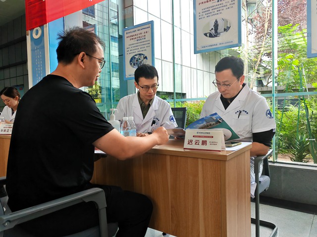 北京“心病界”顶尖团队到泸州开“健康早市”(图1) 1.jpg