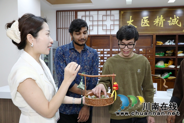 来自西南医科大学的印度留学生品尝艾草粑.JPG