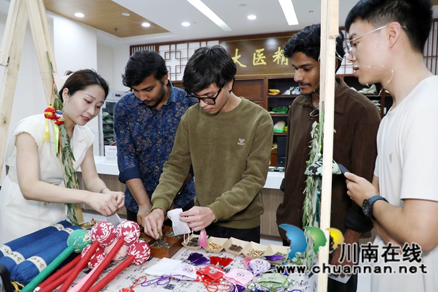 来自西南医科大学的印度留学生体验制作艾草香囊 (2).JPG