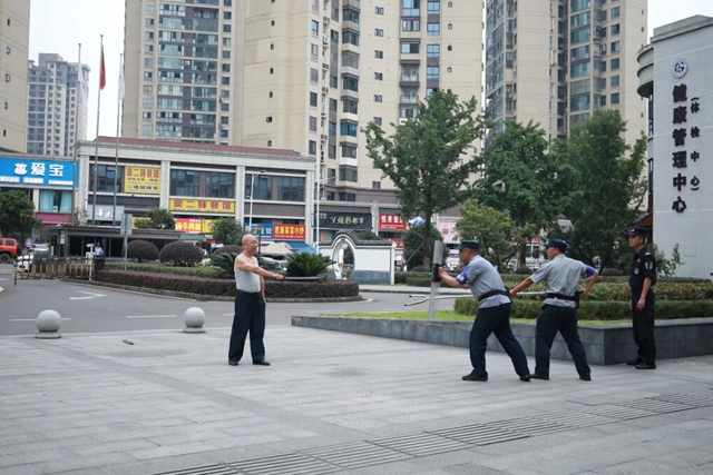 “歹徒”持械闯入?别慌,这是演练!(图1) 反1.jpg