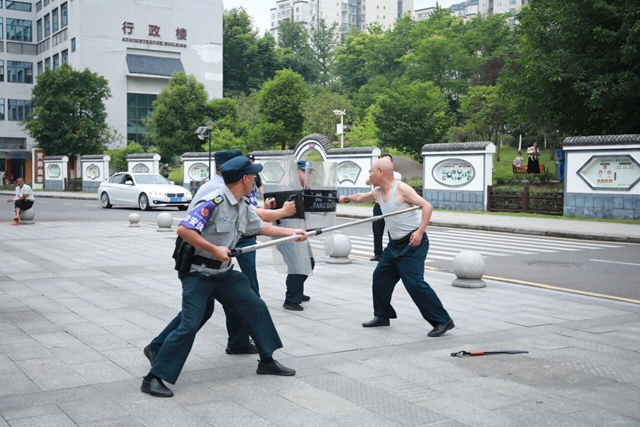 “歹徒”持械闯入?别慌,这是演练!(图2) 反2.jpg