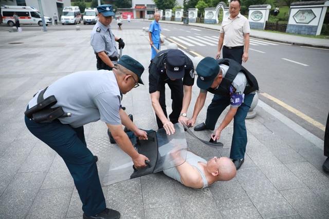 “歹徒”持械闯入?别慌,这是演练!(图3) 反3.jpg