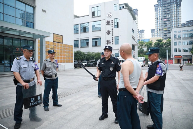 “歹徒”持械闯入?别慌,这是演练!(图5) 反5.jpg