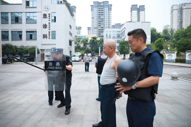 “歹徒”持械闯入?别慌,这是演练!(图6) 反6.jpg