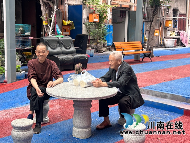 534户居民的“幸福蝶变”|龙马潭区老旧安置小区治理走出新路径(图3) 老人们在新建城的桌椅旁休闲.jpg