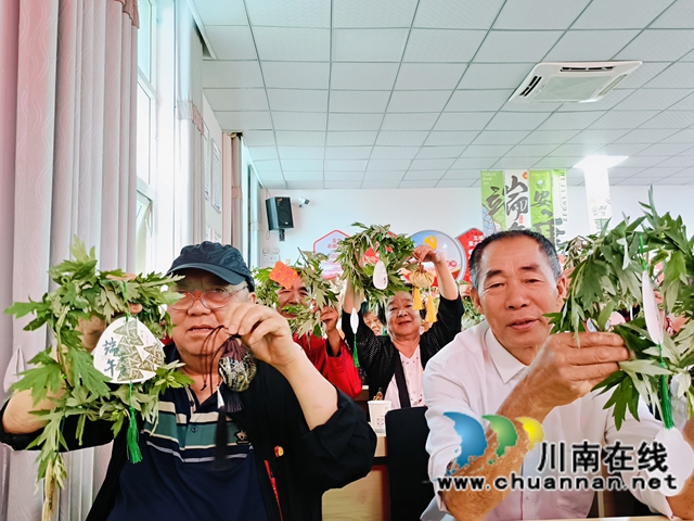 粽情端午 粽暖民心|泸县玉蟾街道朝阳社区联动共建单位开展端午主题活动(图5) 展示制作成果(龙洪艳摄).jpg