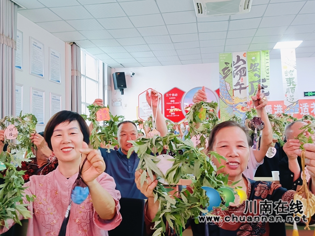 粽情端午 粽暖民心|泸县玉蟾街道朝阳社区联动共建单位开展端午主题活动(图6) 展示制作成果1(龙洪艳摄).jpg