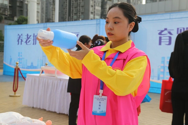 川南渝西巾帼家政服务职业技能大赛暨第五届“酒城桂花姐”巾帼家政服务职业技能大赛报名通道开启(图2) 进2.jpg