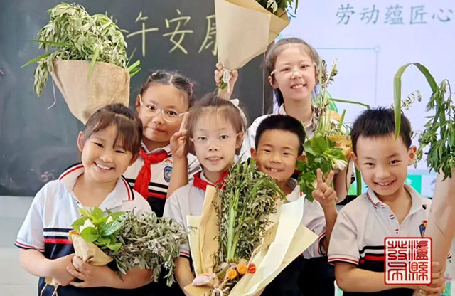包粽子、做香囊、划“龙舟”……泸县的端午好热闹(图1) 1.jpg