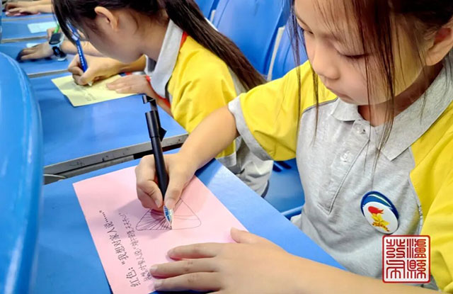 包粽子、做香囊、划“龙舟”……泸县的端午好热闹(图4) 4.jpg