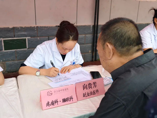 美食相伴 中医护航 | 合江县中医医院联合义诊走进吃在临港・第二届美食乐动汇(图4) 4.jpg