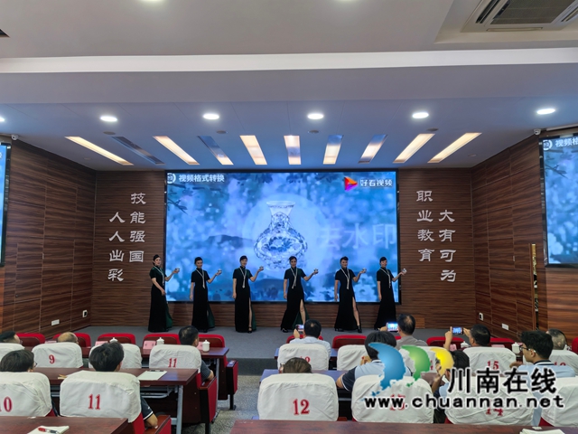 聚五老银辉传文脉 非遗浸润职教少年|泸州市、县关工委联合开展非遗文化进校园宣讲展演活动(图6) 茶艺表演.jpg