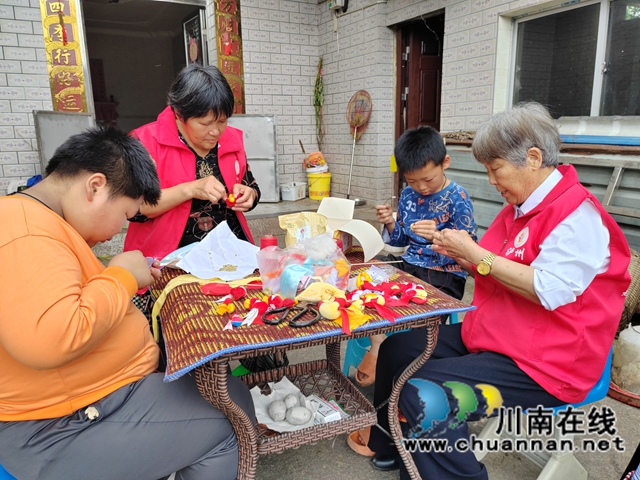 慰问送关爱 非遗种心田|泸县玄滩镇关工委“五老”志愿者开展端午走访结对学子活动(图1) 2.jpg