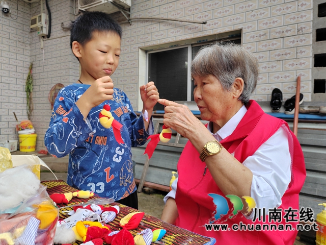 慰问送关爱 非遗种心田|泸县玄滩镇关工委“五老”志愿者开展端午走访结对学子活动(图2) 1.jpg