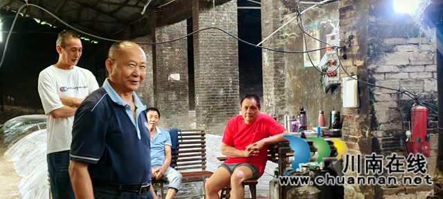 敬业担当写春秋——记泸州市江阳区邻玉街道山村酒业公司党支部书记周继怀(图1) 车间了解工人生活工作情况 .jpg