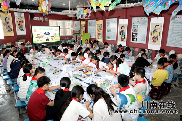 50余名学生在老师的带领下，以笔为媒、以画传意，将毒品危害、拒毒宣言、防毒警示等内容融入色彩与线条之中。.JPG