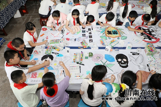 学生在禁毒长卷上创作 (2).JPG