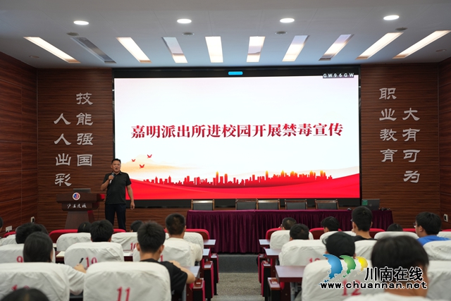 县关工委老领导邹胜做青少年关心.JPG