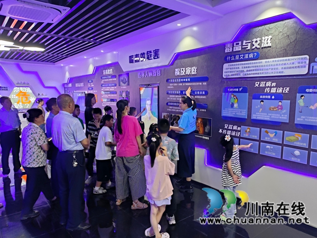 参观禁毒展览馆.jpg