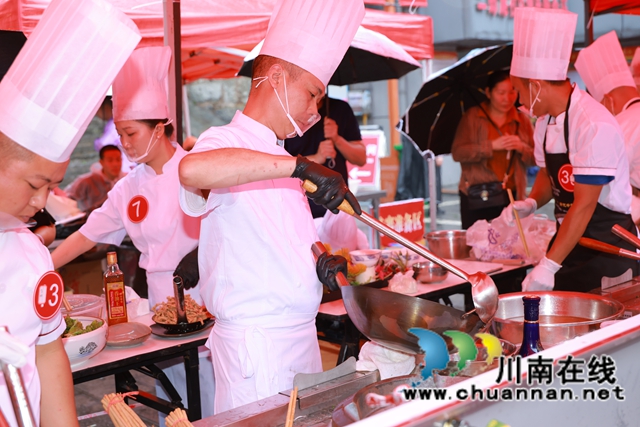 厨艺争锋燃动烟火经济|古蔺县二郎镇美食赛事赋能文旅产业提质升级(图1) 厨艺大赛现场 王江 摄.jpg