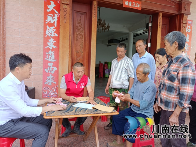 泸县:依托数智平台赋能,助力群众“家门口”就业(图3) 泸州丰睿达劳务专合社为部分社员结算工资现场.jpg