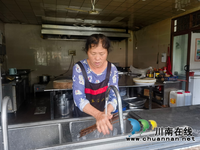 泸县:依托数智平台赋能,助力群众“家门口”就业(图2) 泸县毗卢镇返乡农民工易齐芬通过“蜀我·会找活”平台在当地生态农庄务工现场.jpg