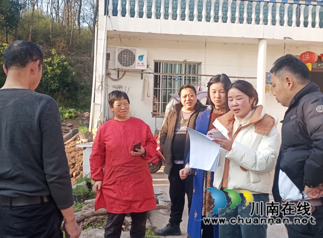 泸县:依托数智平台赋能,助力群众“家门口”就业(图6) 泸县云锦镇务经纪人田德燕(右二)在该镇冯石村摸排零散劳动力务工意愿.jpg