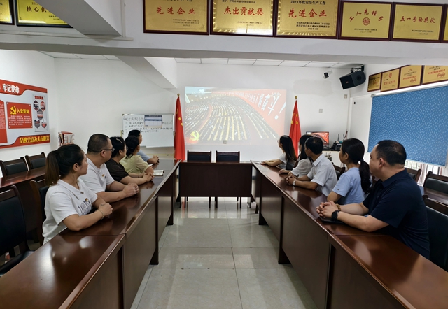 泸州酒业园区非公企业党员积极收看庆祝中国共产党105周年大会直播(图1) 白2.jpg