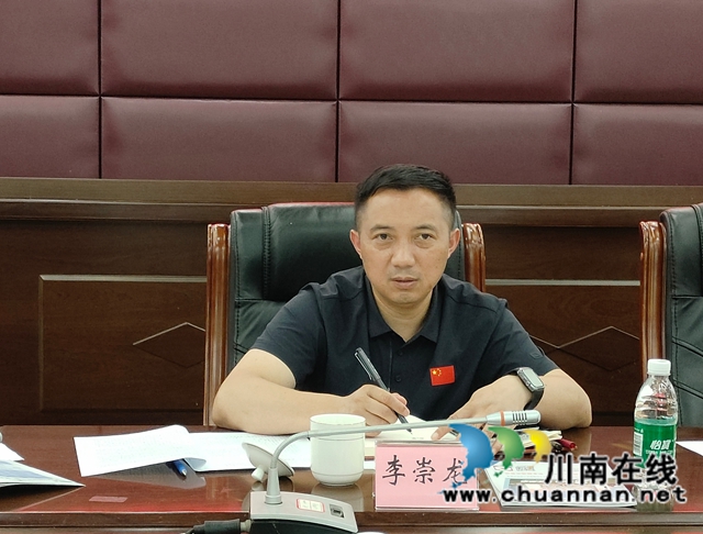 跨域共谋职教路 凝心同拓职普途|甘孜藏族自治州职业技术学校、甘孜藏族自治州高级中学一行到泸县建校考察交流(图3) 甘孜州职业技术学校副校长李崇龙介绍学校办学情况.jpg