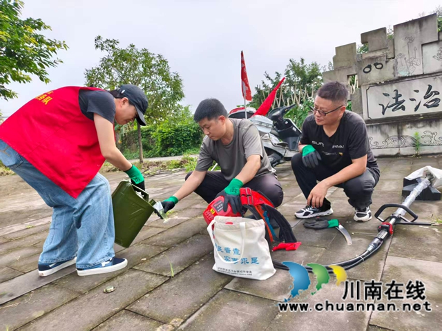 党建引领微治理 修剪绿化焕新颜|泸县玉蟾街道龙桥社区党员民生实事行动落地见效(图1) 龙2 (1).jpg