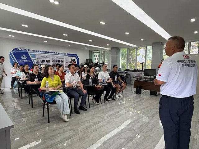 微光有爱,“救”在身边 ——民建泸州市属三支部举办“微光·救在身边”应急救援实训活动(图2) 2.jpg
