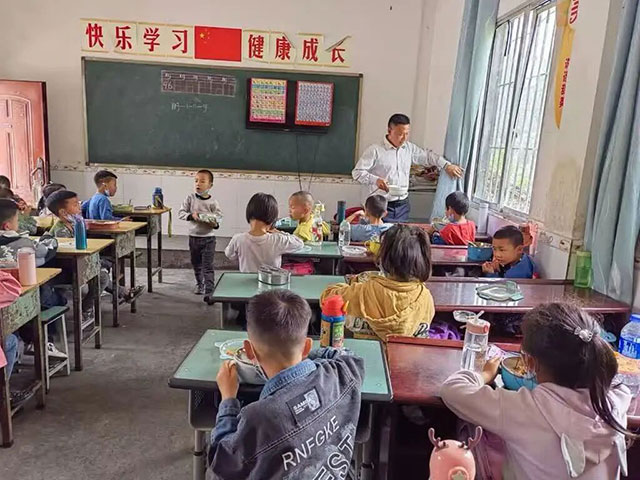 “校长,你走了,哪个来教娃儿?”何廷润:“我不走了!”(图1) 1.jpg