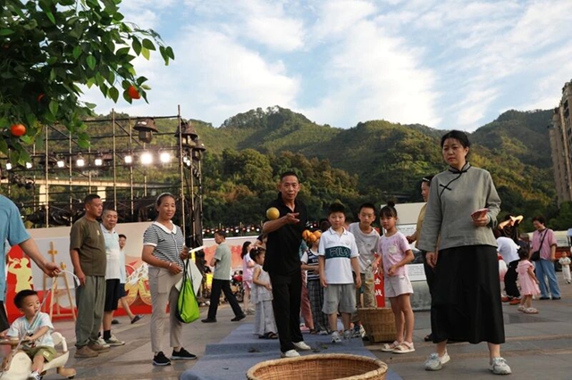 这晚,叙永上万人沿着百米长卷,重走长征路(图15) 15.jpg