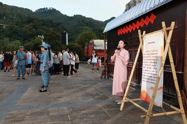 这晚,叙永上万人沿着百米长卷,重走长征路(图17) 17.jpg