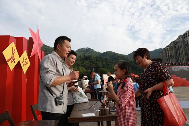 这晚,叙永上万人沿着百米长卷,重走长征路(图6) 6.jpg