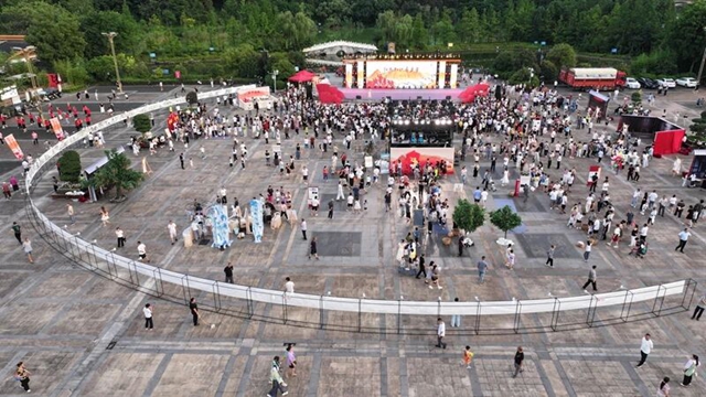 这晚,叙永上万人沿着百米长卷,重走长征路(图10) 10.jpg