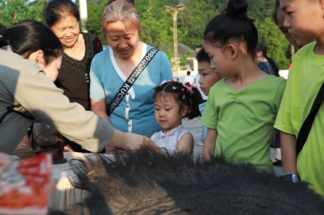 这晚,叙永上万人沿着百米长卷,重走长征路(图13) 13.jpg