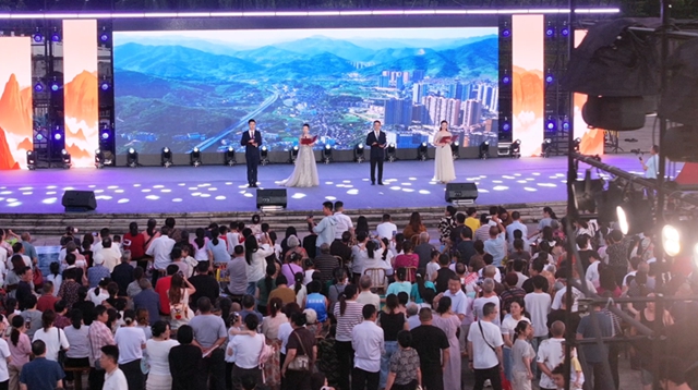 这晚,叙永上万人沿着百米长卷,重走长征路(图19) 19.jpg