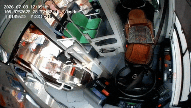 泸州公交:十米车厢暖心瞬间 善意传递文明温度(图2) 车2.gif
