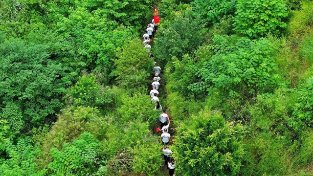 泸州市新阶代表人士开展庆祝中国共产党成立105周年、纪念长征胜利90周年主题活动暨“走进重大工程、重点园区、重点产业”实践活动(图4) 4.jpg