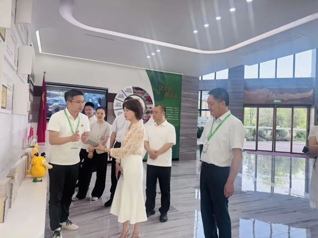 省工商联秘书长王小晴率队莅临泸州“时为公司”走访调研(图3) 时为3.jpg